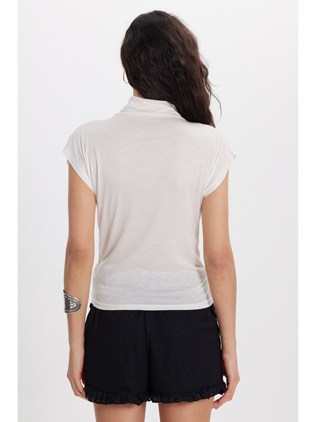 Kadın Slim Fit Dar Kesim %100 Pamuk Degaje Yaka Kısa Kollu Ekru Bluz-6