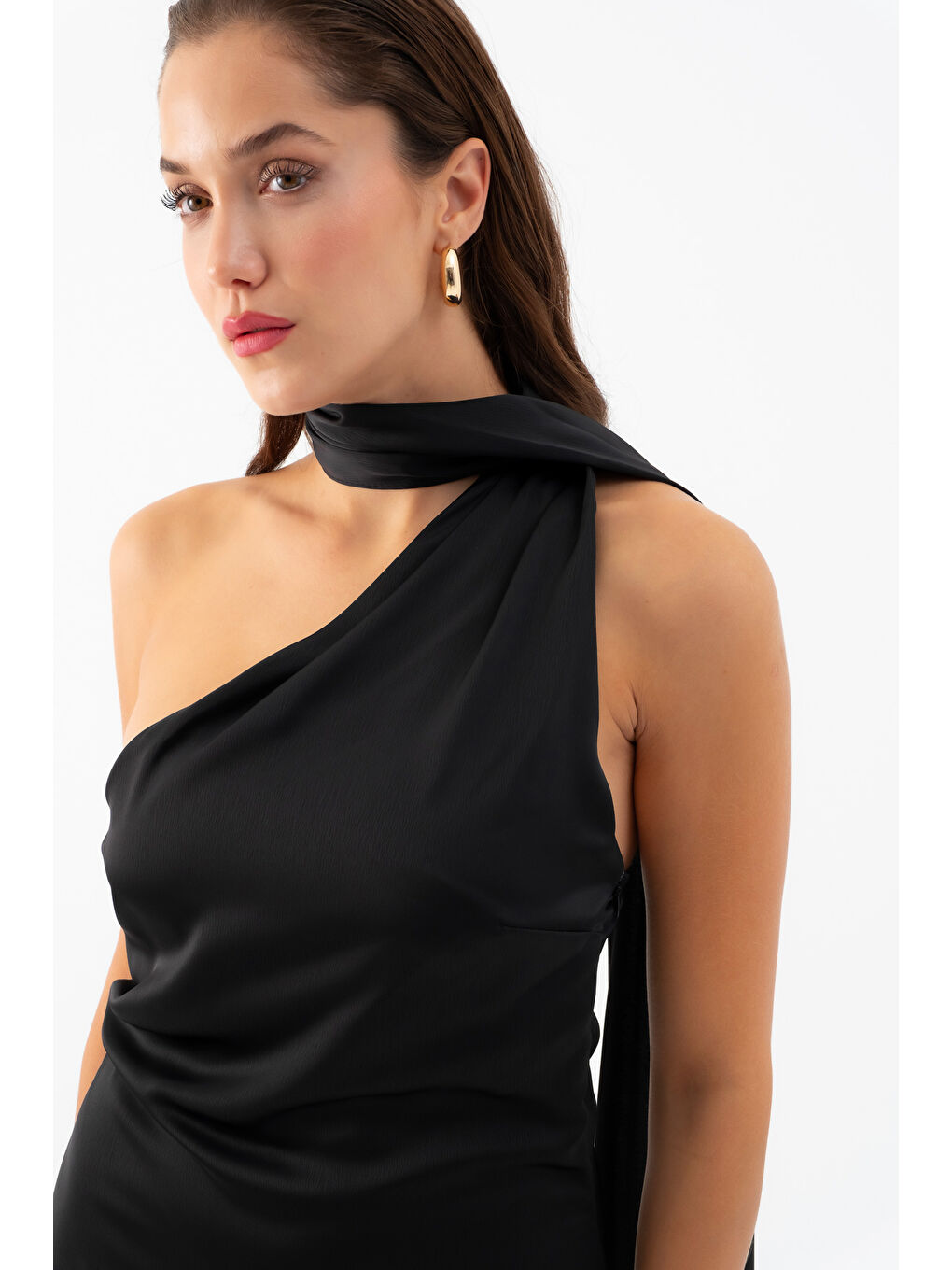 Kadın Siyah Tek Omuz Şal Yaka Uzun Saten Elbise-4