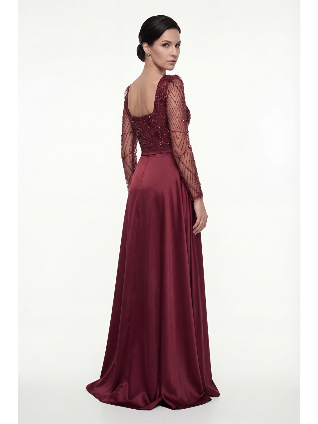 Kadın Bordo Dar Kalıp Uzun Kol Taşlı Saten Kuyruk Aksesuarlı Abiye-4