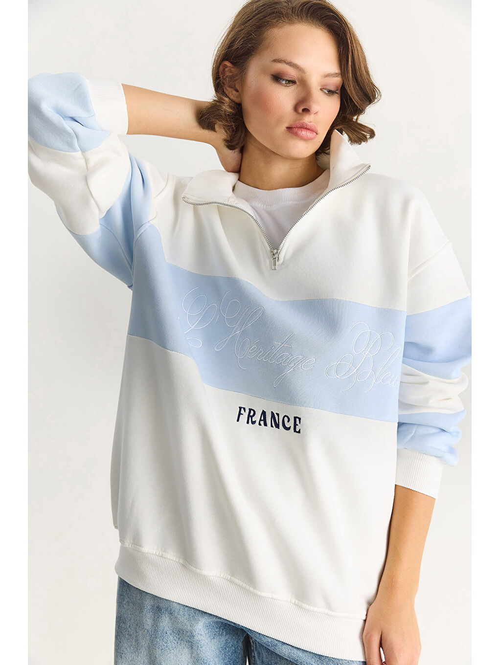Beyaz Kadın Yarım Fermuarlı Nakış Detaylı Renk Bloklu Oversize Sweatshirt-4