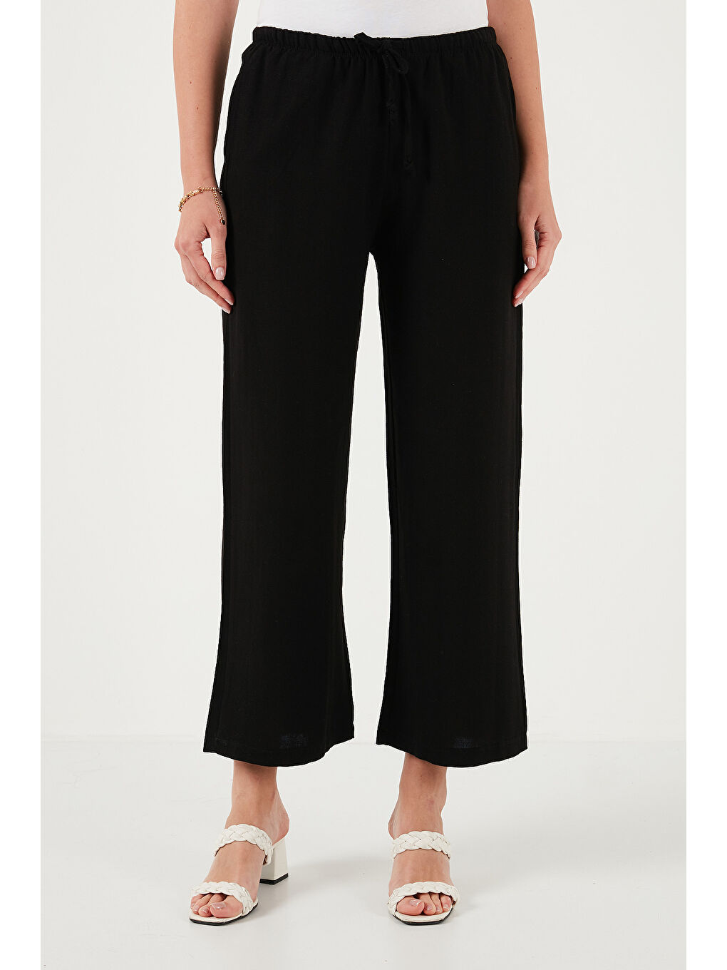 Siyah Keten Karışımlı Regular Fit Normal Bel Geniş Paça Pantolon 5866030-2