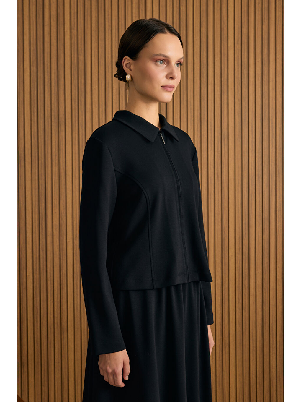 Siyah Önden Fermuarlı Kısa Örme Ceket-1