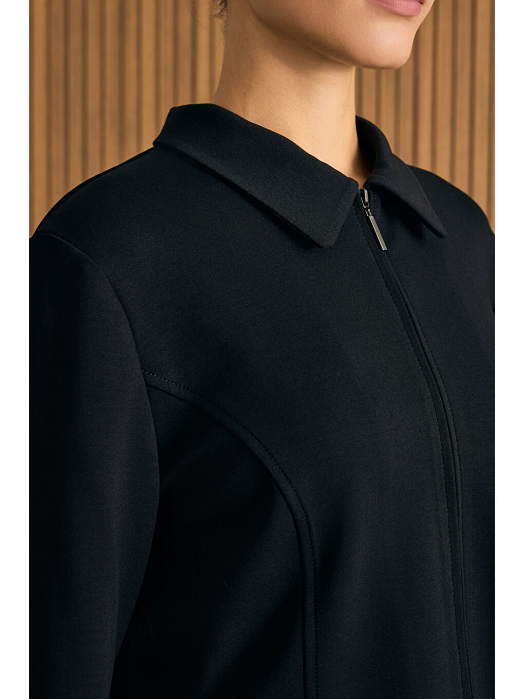 Siyah Önden Fermuarlı Kısa Örme Ceket-2