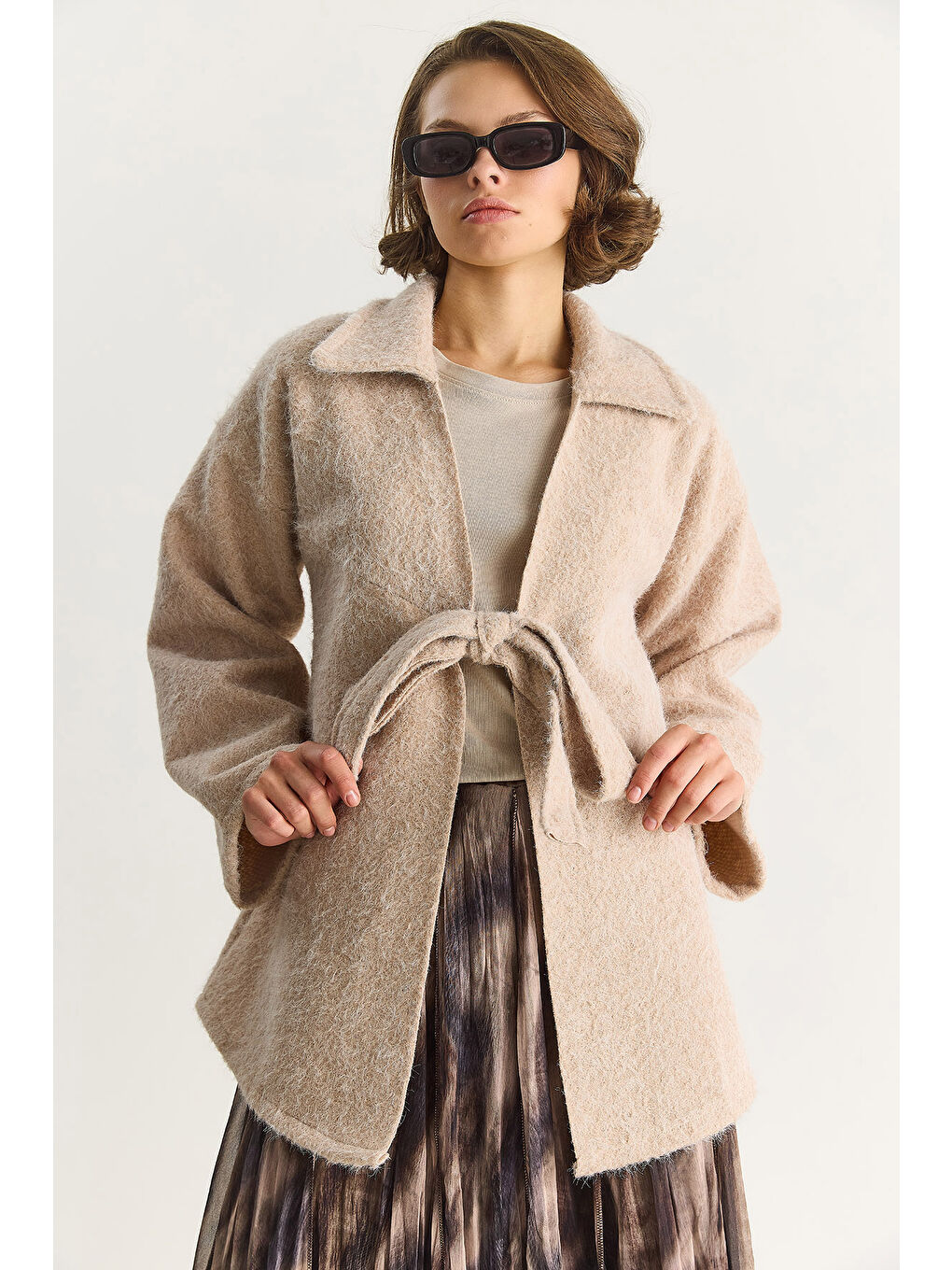 Bej Kadın Gömlek Yaka Bağlama Detaylı Kırçıllı Kaşe Kaban-1