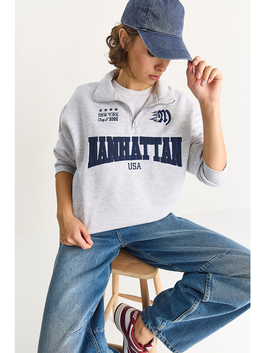Gri Kadın Nakışlı Yarım Fermuarlı Polo Yaka Şardonlu Oversize Sweatshirt
