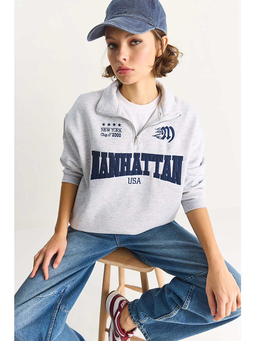 Gri Kadın Nakışlı Yarım Fermuarlı Polo Yaka Şardonlu Oversize Sweatshirt-1