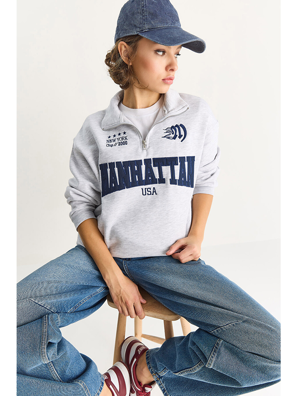 Gri Kadın Nakışlı Yarım Fermuarlı Polo Yaka Şardonlu Oversize Sweatshirt-2