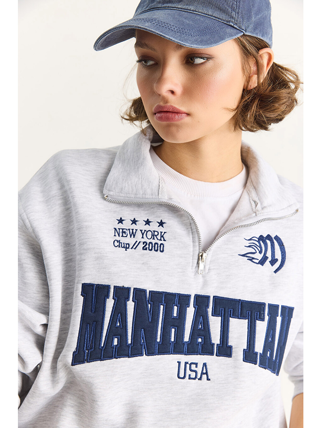 Gri Kadın Nakışlı Yarım Fermuarlı Polo Yaka Şardonlu Oversize Sweatshirt-4
