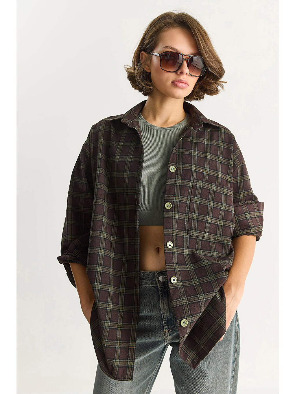 Kahverengi Kadın Tek Cep Detaylı Oversize Ekose Gömlek-4