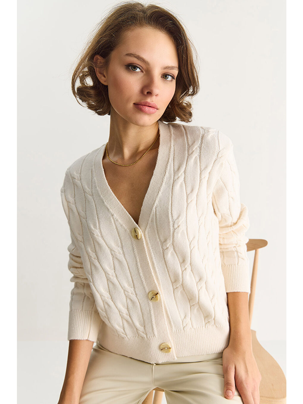 Ekru Kadın V Yaka Örgü Desenli Düğmeli Hırka TH-1