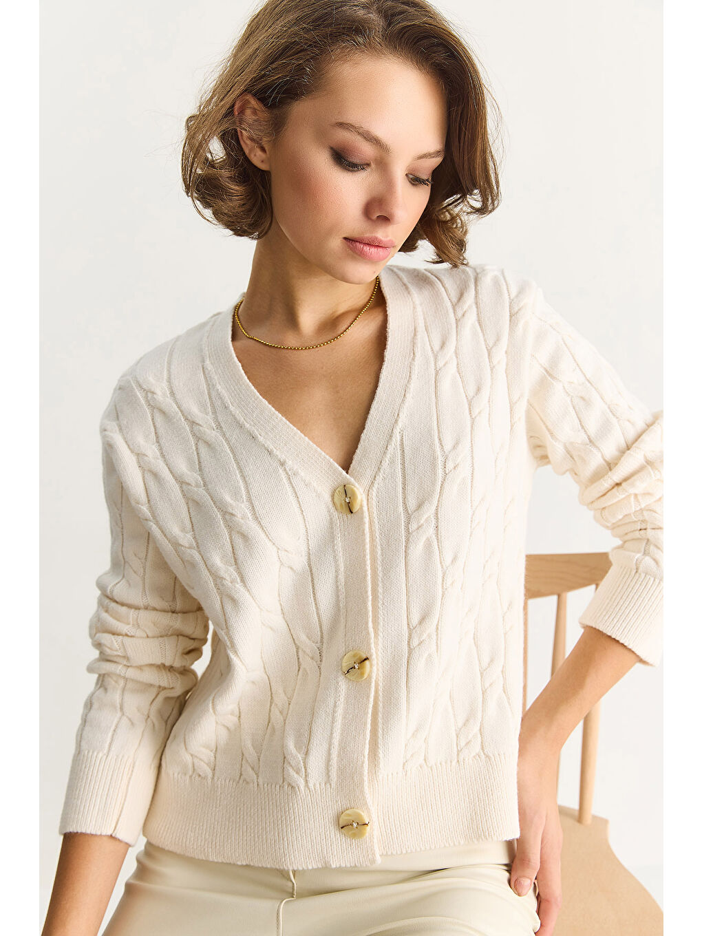 Ekru Kadın V Yaka Örgü Desenli Düğmeli Hırka TH-2