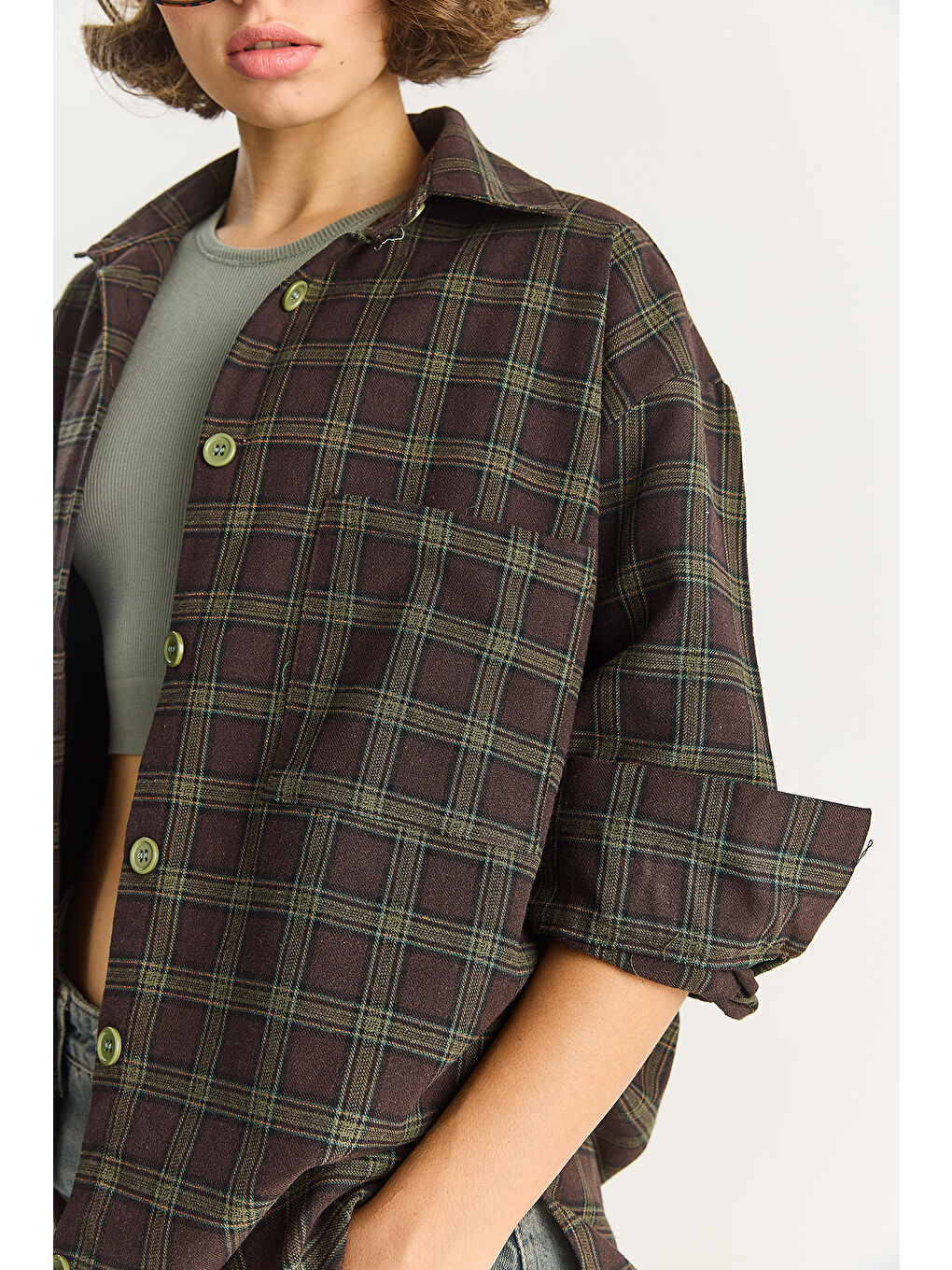 Kahverengi Kadın Tek Cep Detaylı Oversize Ekose Gömlek-6