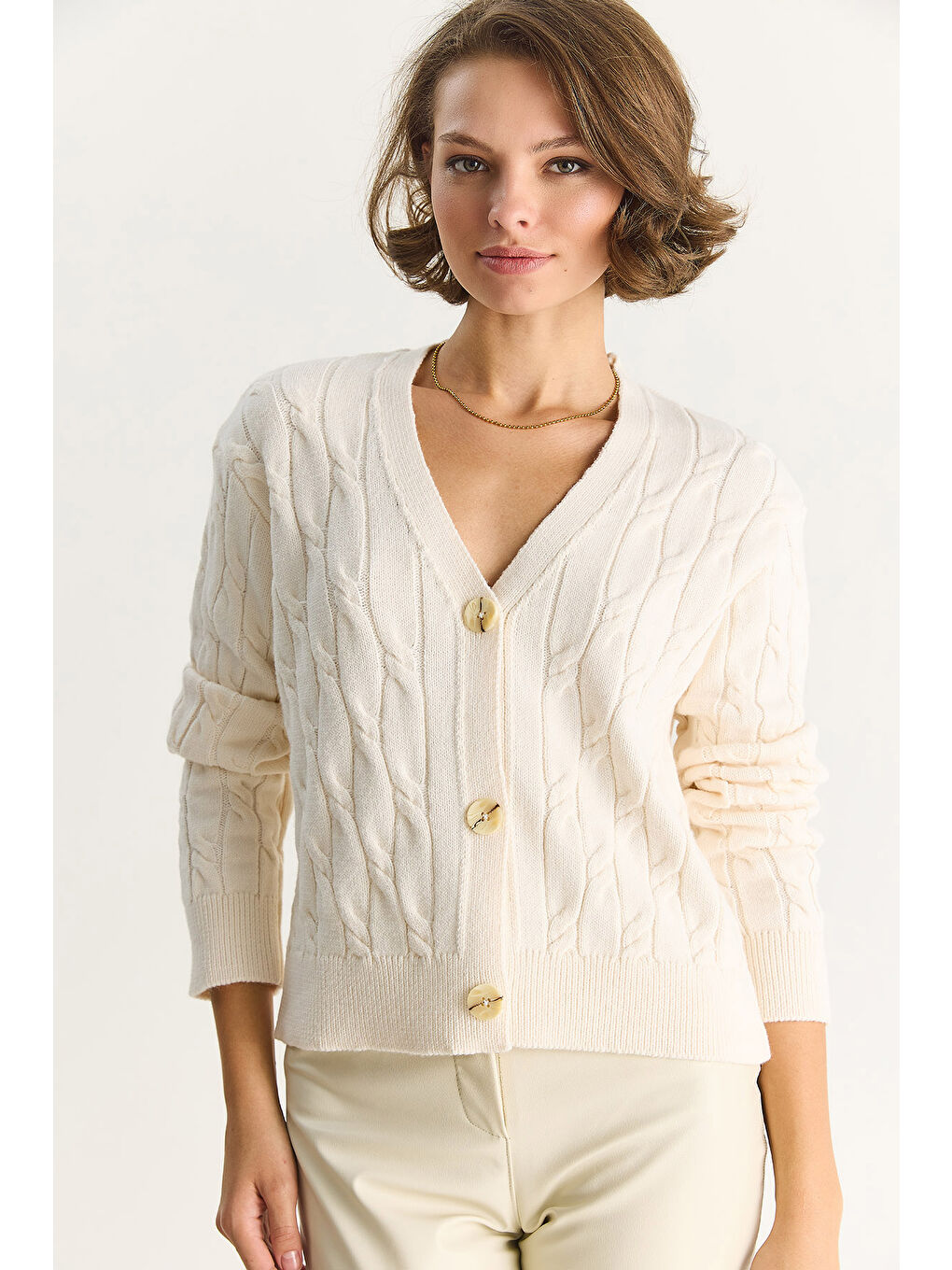 Ekru Kadın V Yaka Örgü Desenli Düğmeli Hırka TH-3