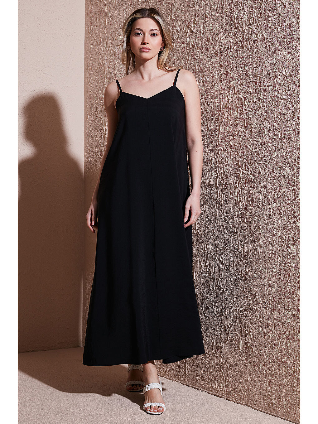 Siyah Modal Karışımlı Standart Fit Midi Boy Askılı Elbise 25Y0501K1-2