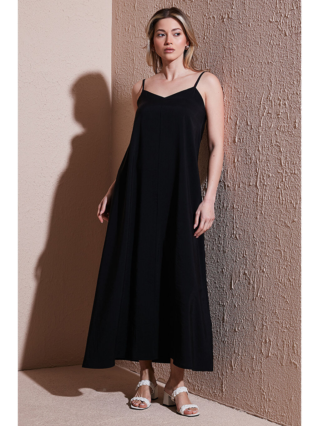 Siyah Modal Karışımlı Standart Fit Midi Boy Askılı Elbise 25Y0501K1-3