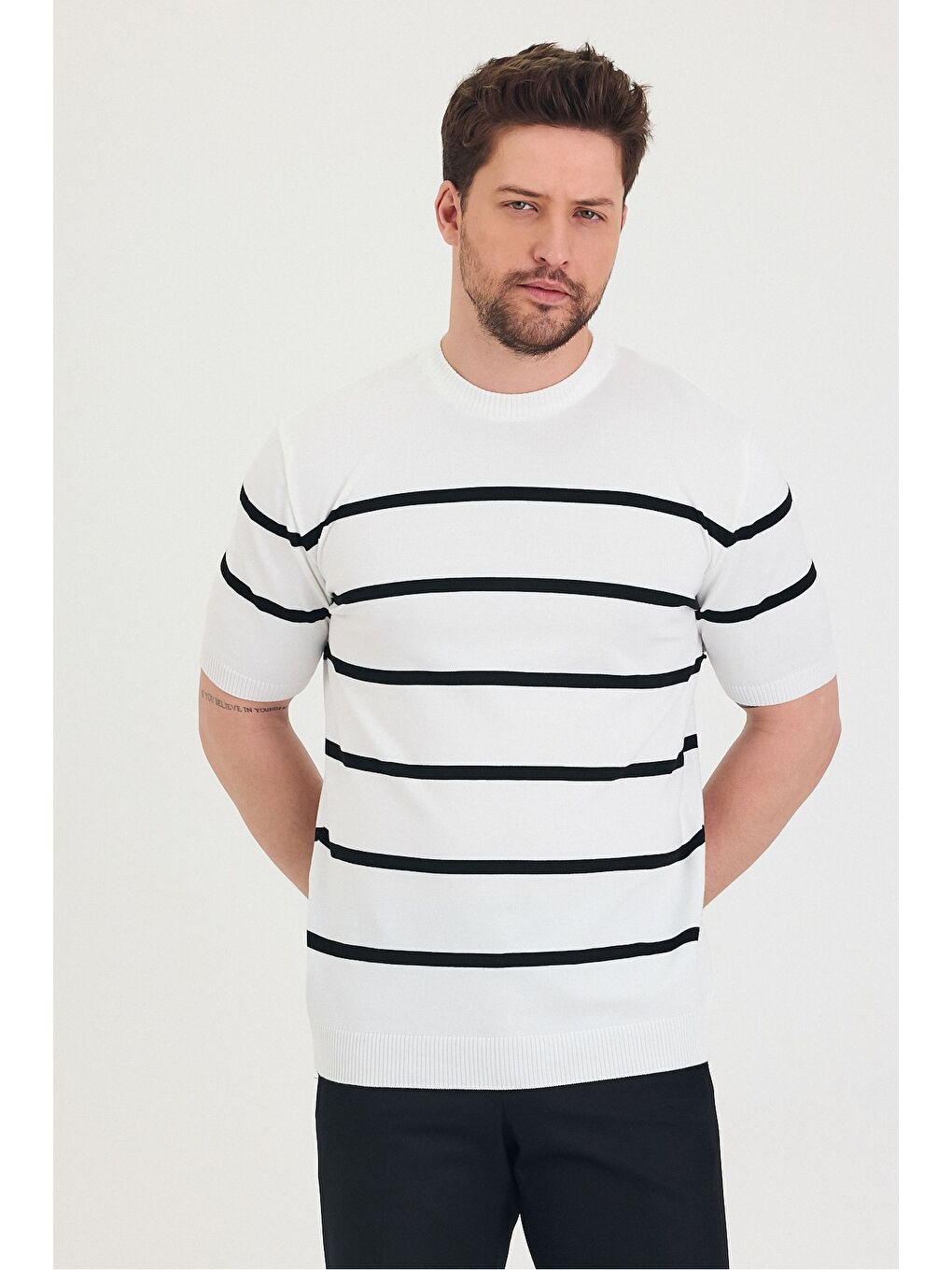 Beyaz Erkek Bisiklet Yaka Kalın Çizgi Detaylı Kısa Kollu Ince Triko Tişört-4