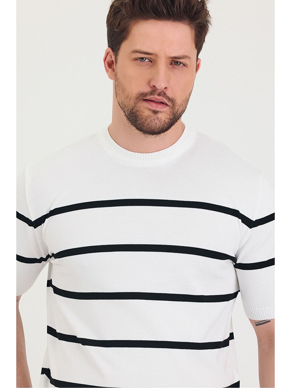 Beyaz Erkek Bisiklet Yaka Kalın Çizgi Detaylı Kısa Kollu Ince Triko Tişört-5