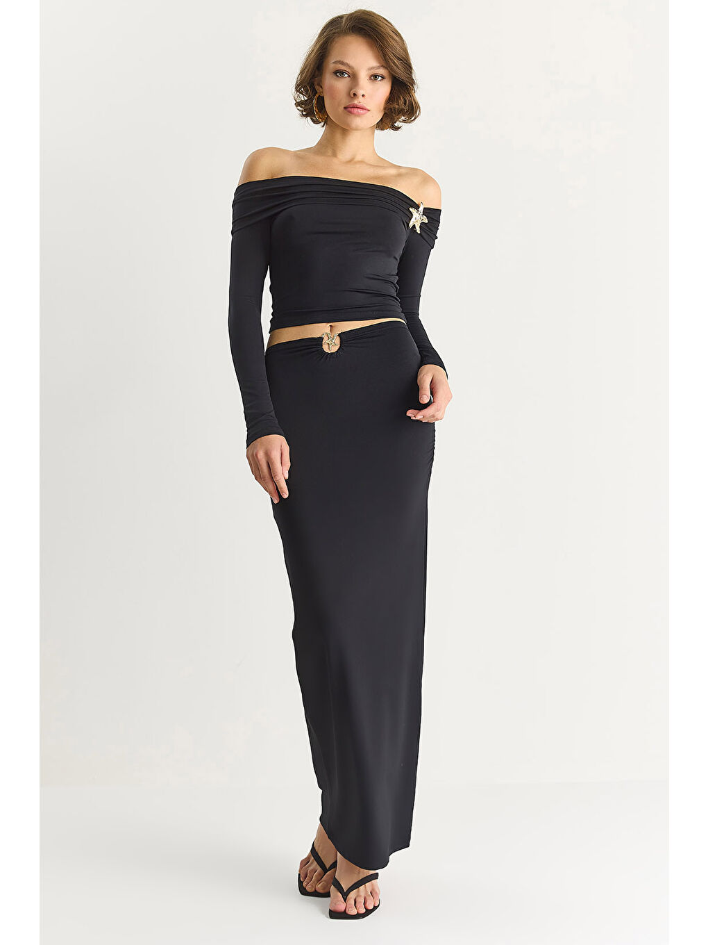 Siyah Kadın Aksesuar Detaylı Degaje Yaka Bluz Uzun Etek Elastanlı Saran Takım