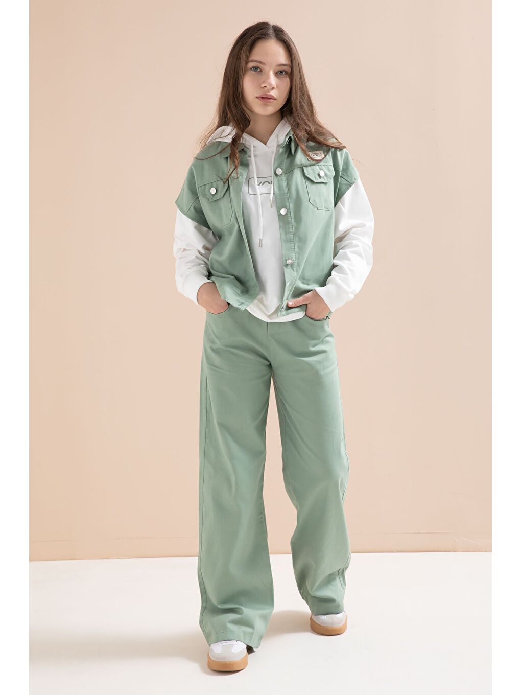 Yeşil Düğmeli Sıfır Kol Yelekli Geniş Paça Pantolonlu Kız Çocuk Kapüşonlu 3lü Takım 23603