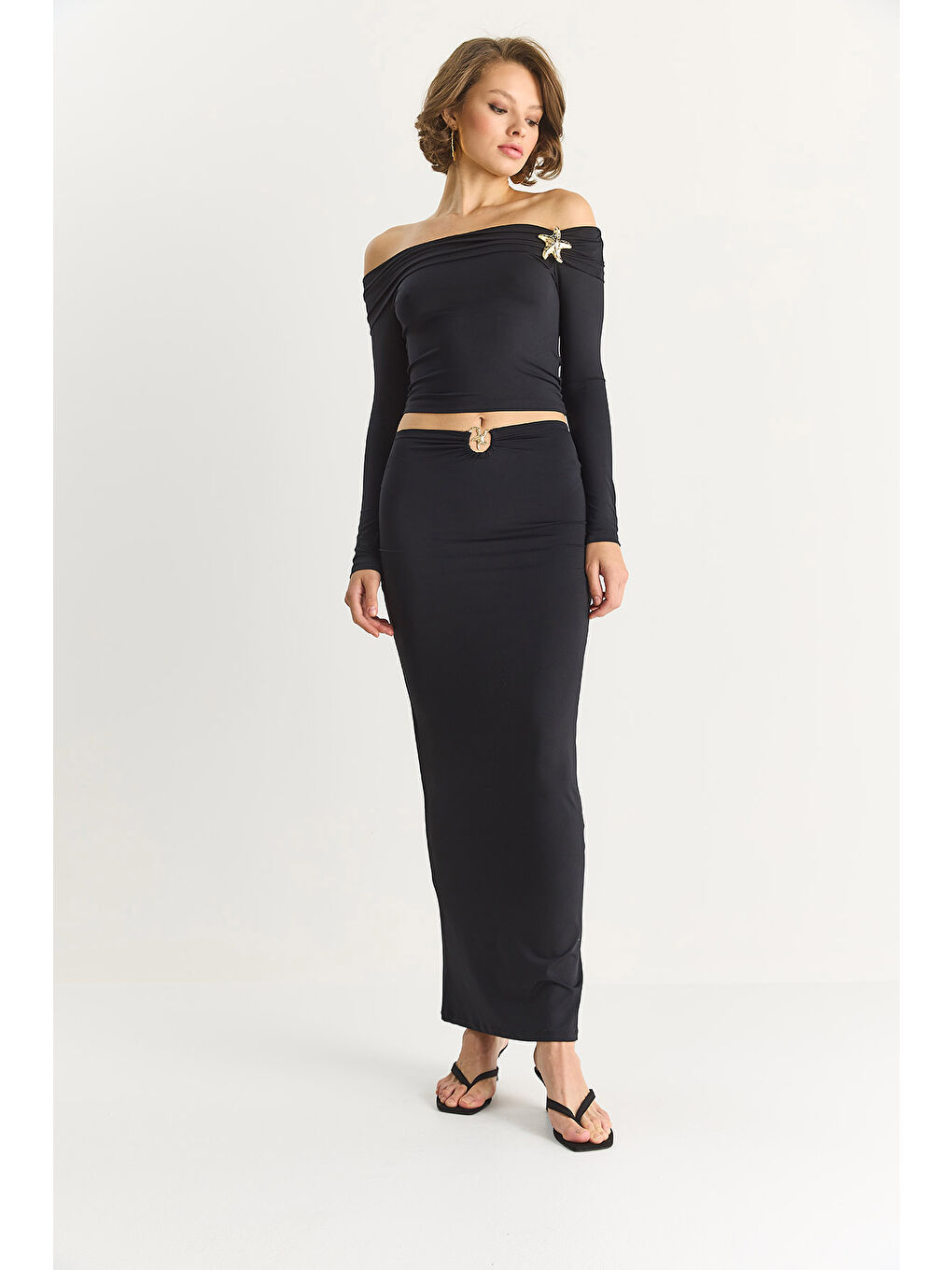 Siyah Kadın Aksesuar Detaylı Degaje Yaka Bluz Uzun Etek Elastanlı Saran Takım-1