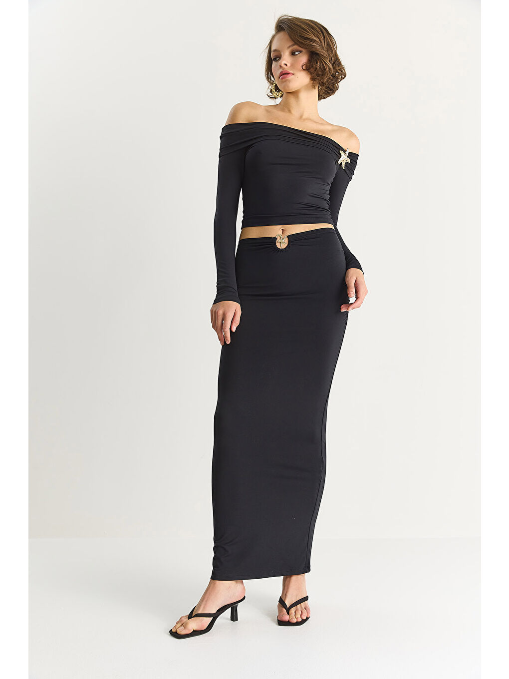 Siyah Kadın Aksesuar Detaylı Degaje Yaka Bluz Uzun Etek Elastanlı Saran Takım-2