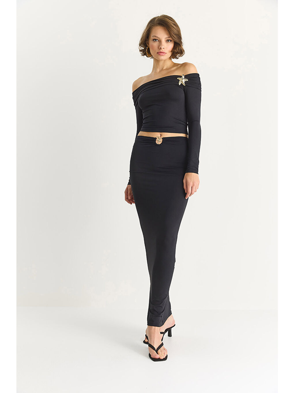 Siyah Kadın Aksesuar Detaylı Degaje Yaka Bluz Uzun Etek Elastanlı Saran Takım-3