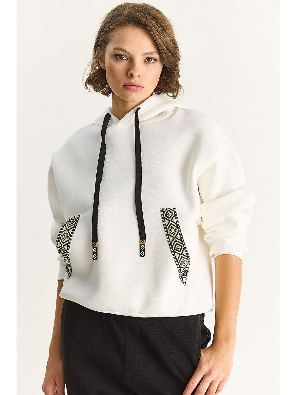 Beyaz Kadın Kapüşonlu Etnik Şerit Detaylı Kanguru Cepli Şardonlu Sweatshirt-1
