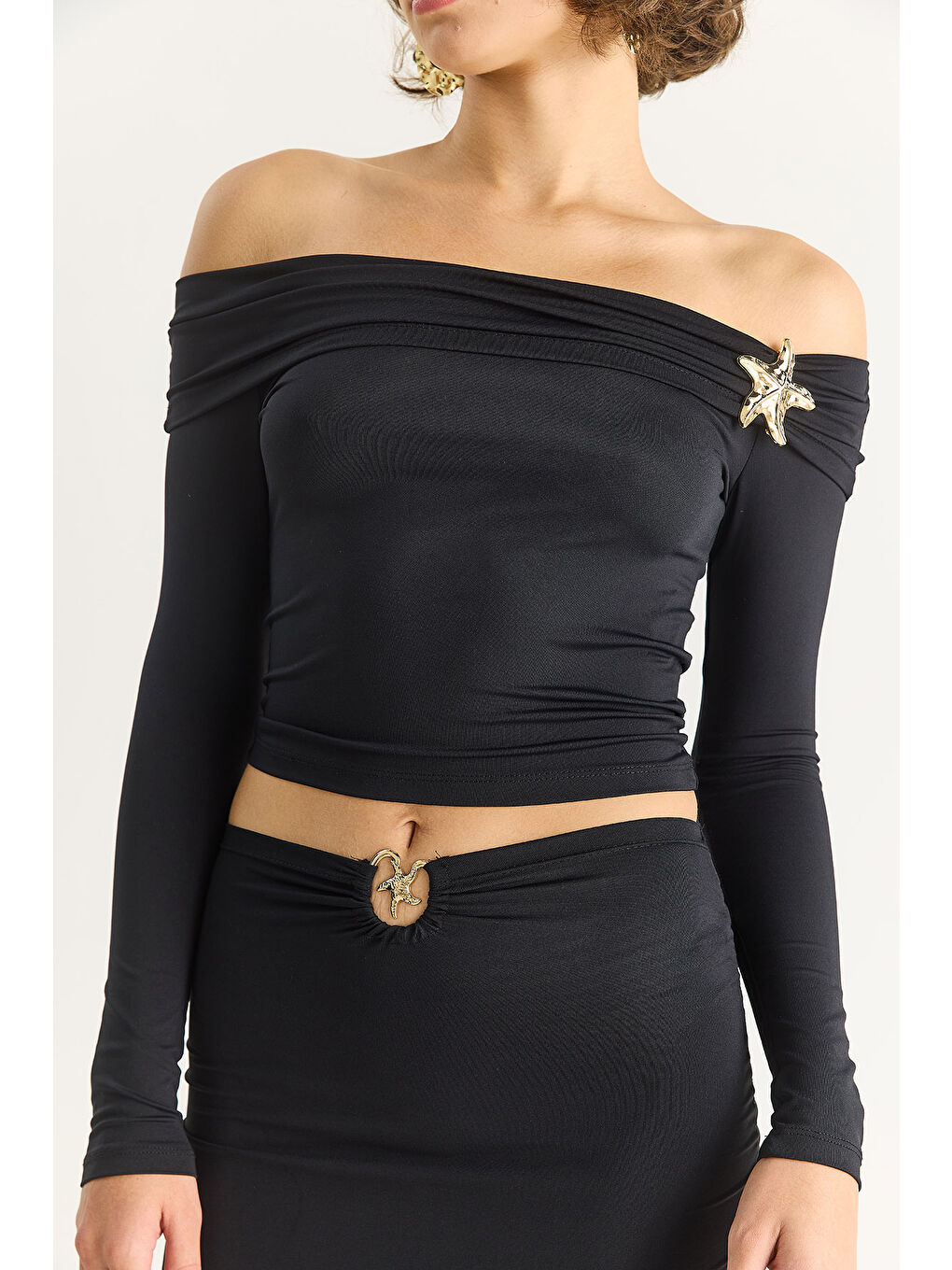 Siyah Kadın Aksesuar Detaylı Degaje Yaka Bluz Uzun Etek Elastanlı Saran Takım-4