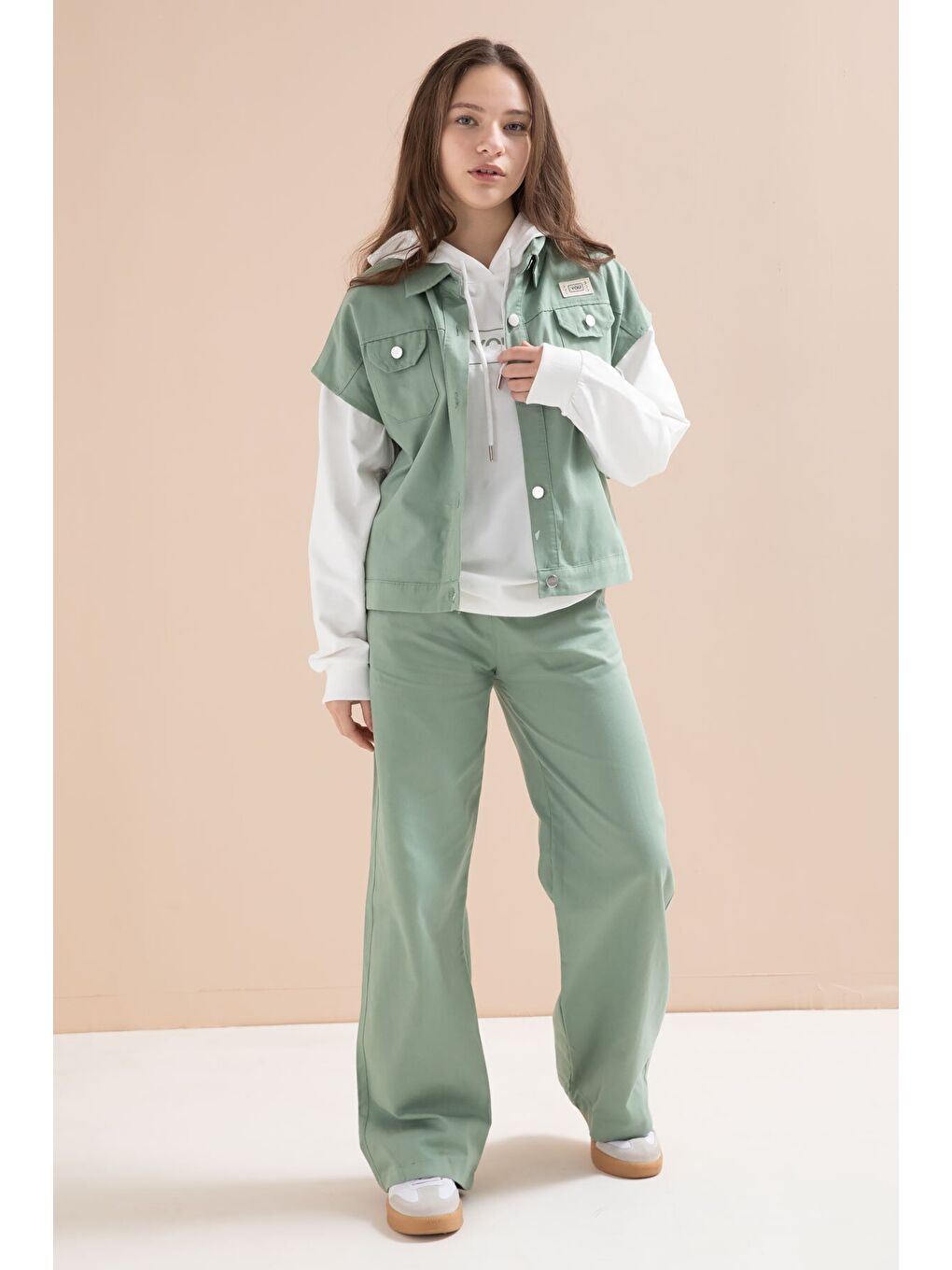 Yeşil Düğmeli Sıfır Kol Yelekli Geniş Paça Pantolonlu Kız Çocuk Kapüşonlu 3lü Takım 23603-3