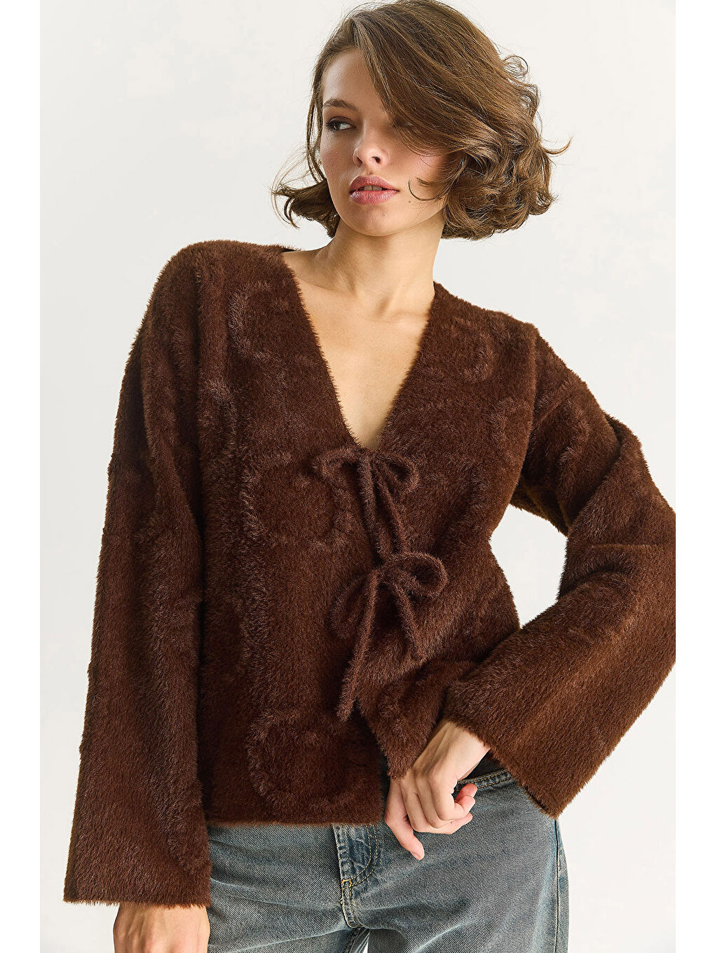 Kahverengi Kadın V Yaka Yumuşak Dokulu Kabartmalı Önden Bağlamalı Pelüş Hırka w