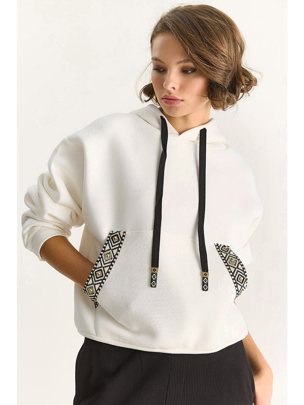 Beyaz Kadın Kapüşonlu Etnik Şerit Detaylı Kanguru Cepli Şardonlu Sweatshirt-2