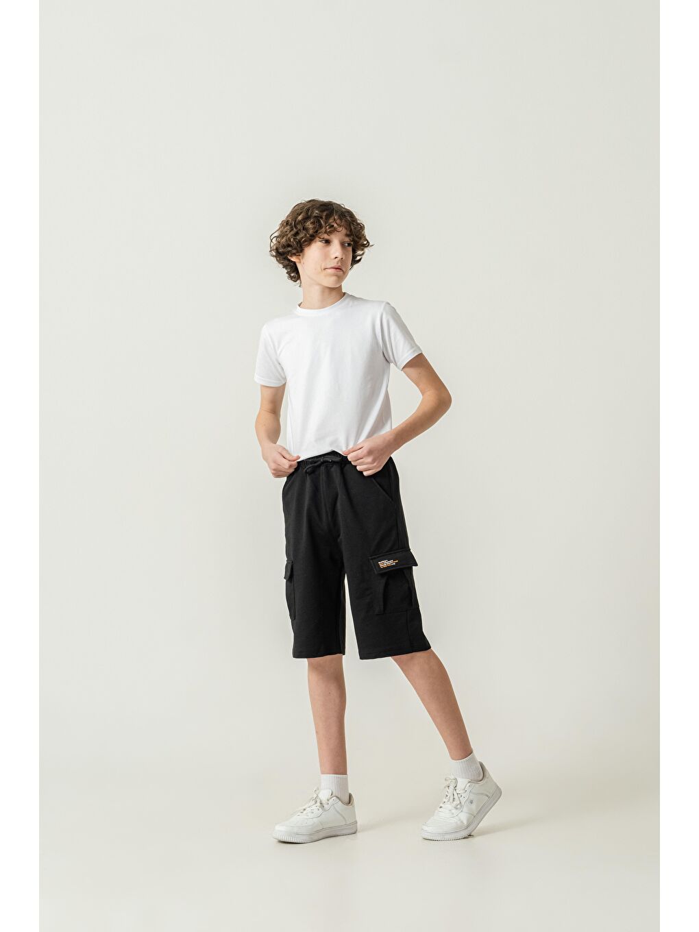 Siyah Çift Kargo Cepli Sol Cep Kapağı Baskılı Erkek Çocuk Şort-2