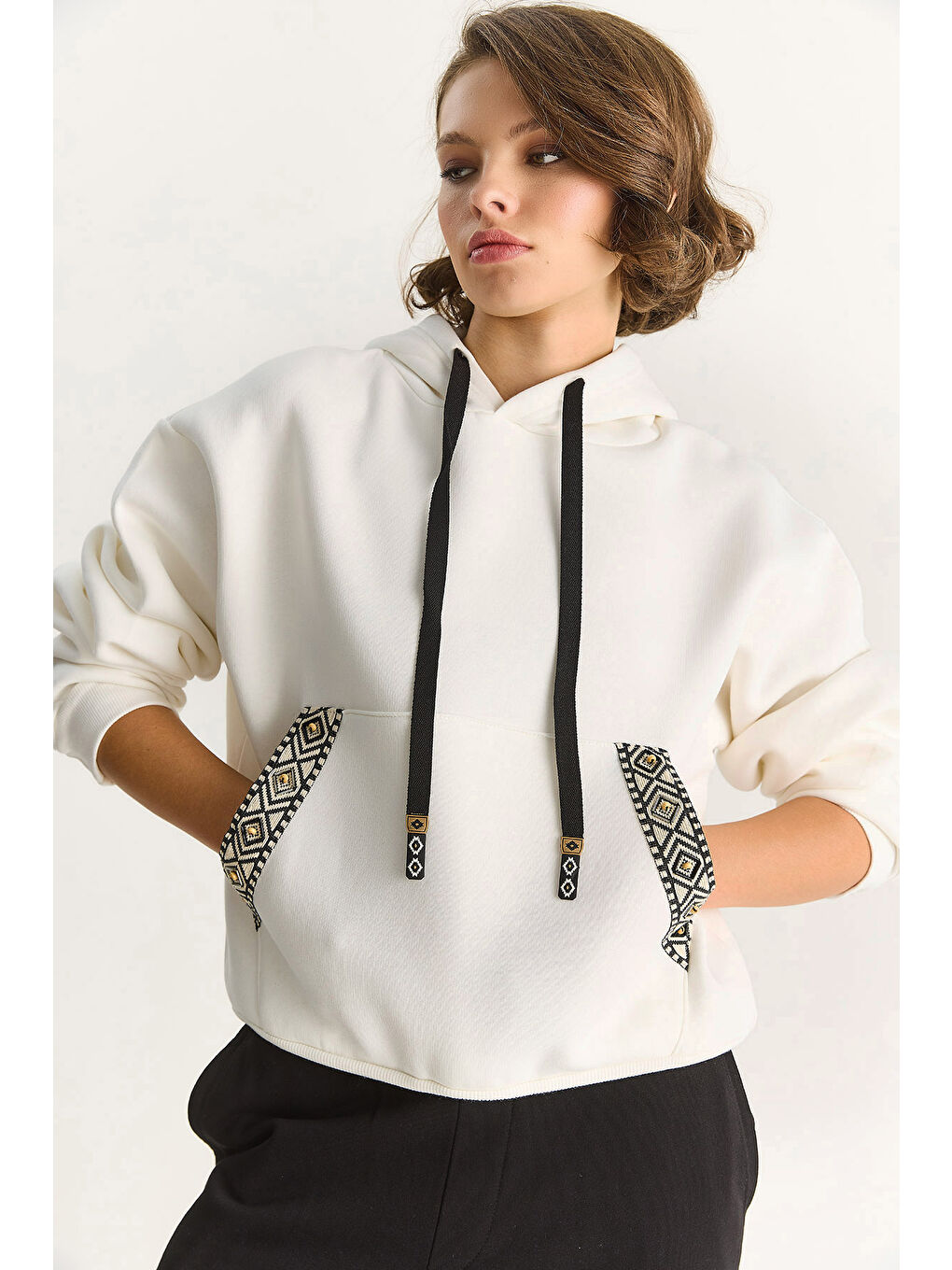 Beyaz Kadın Kapüşonlu Etnik Şerit Detaylı Kanguru Cepli Şardonlu Sweatshirt-3