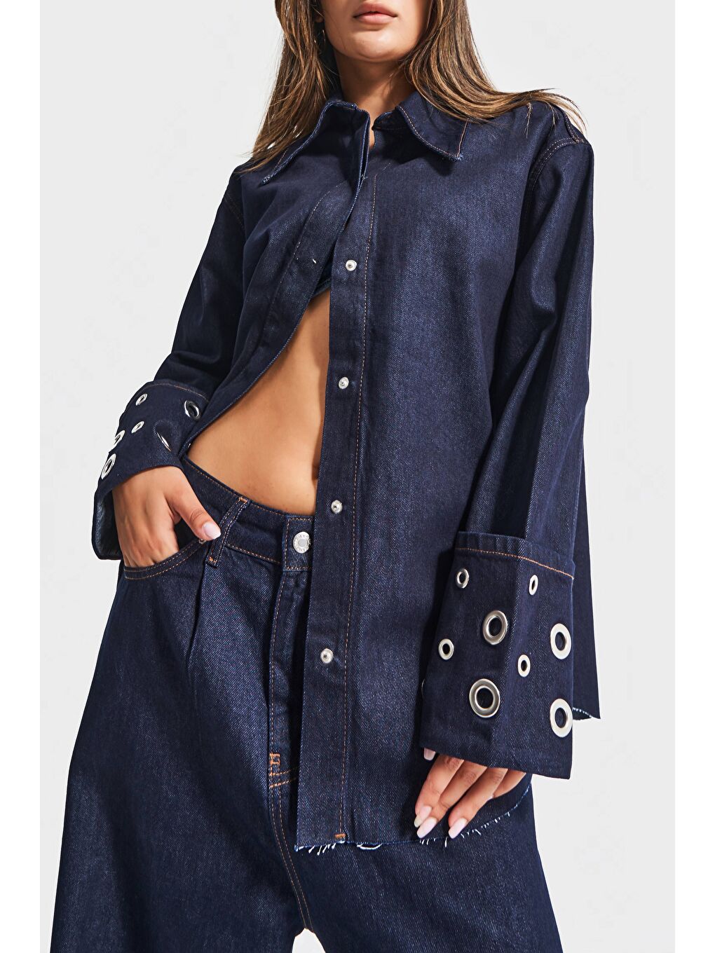 Kadın İndigo Renk 7w5-50 Süper Oversize %100 Pamuk Kuş Gözü Detaylı Tasarım Denim Gömlek Ceket