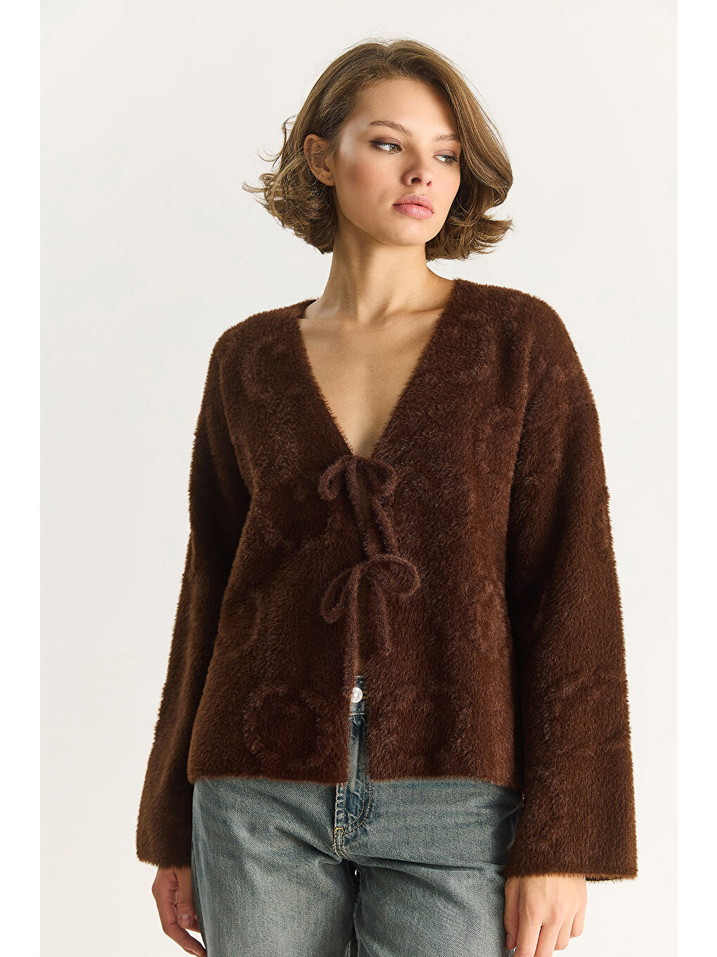 Kahverengi Kadın V Yaka Yumuşak Dokulu Kabartmalı Önden Bağlamalı Pelüş Hırka w-1