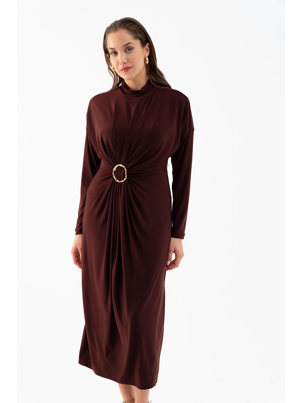 Kadın Kahverengi Büzgülü Aksesuar Detaylı Midi Elbise-2