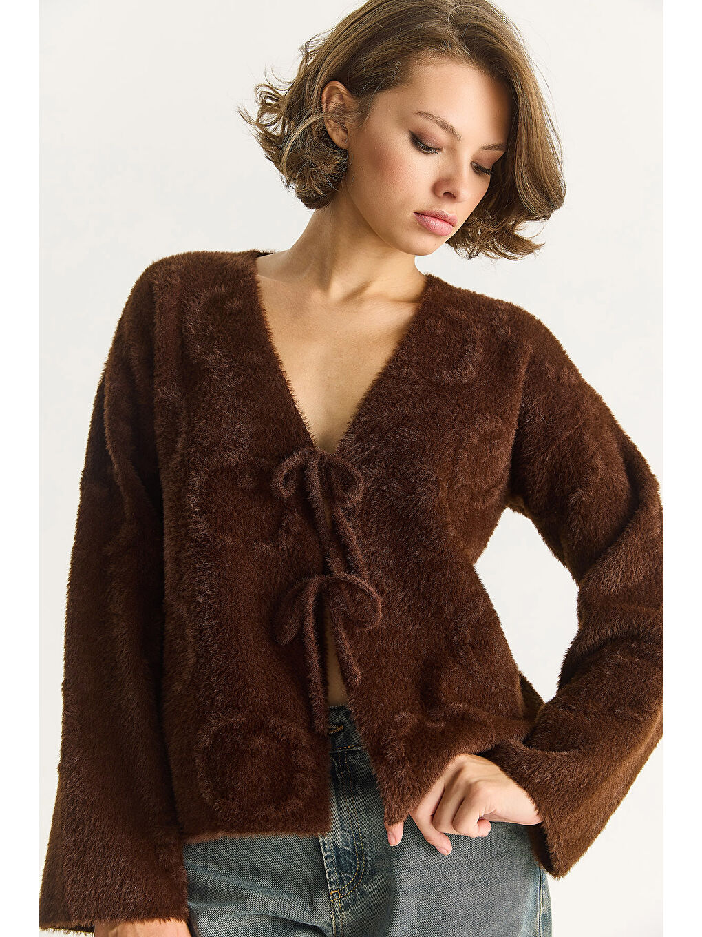 Kahverengi Kadın V Yaka Yumuşak Dokulu Kabartmalı Önden Bağlamalı Pelüş Hırka w-2