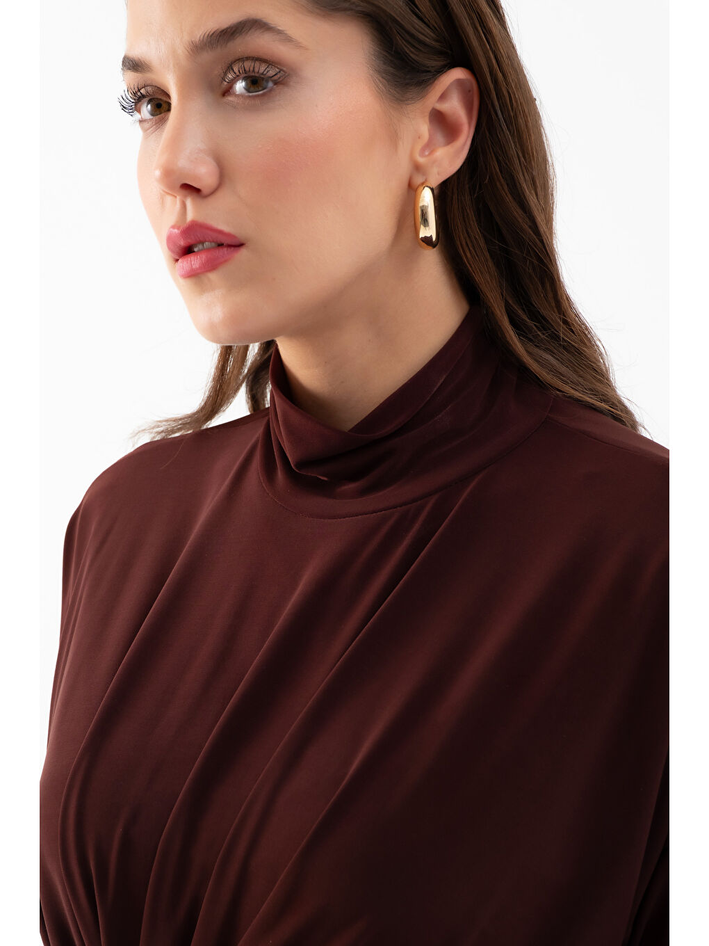 Kadın Kahverengi Büzgülü Aksesuar Detaylı Midi Elbise-3