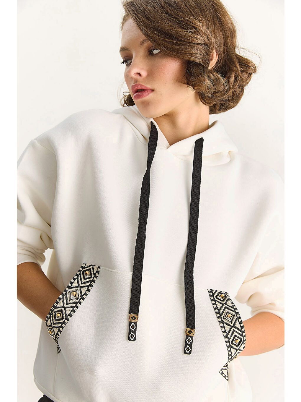 Beyaz Kadın Kapüşonlu Etnik Şerit Detaylı Kanguru Cepli Şardonlu Sweatshirt-4