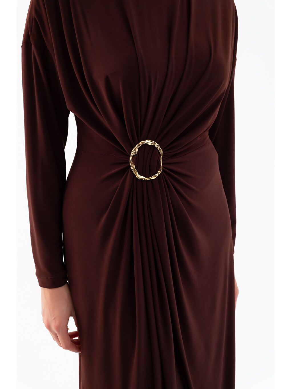 Kadın Kahverengi Büzgülü Aksesuar Detaylı Midi Elbise-4