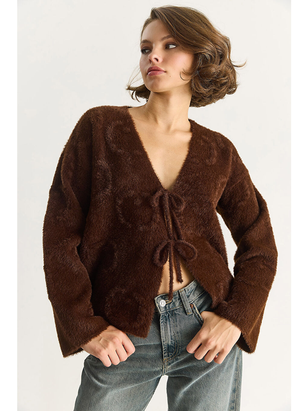 Kahverengi Kadın V Yaka Yumuşak Dokulu Kabartmalı Önden Bağlamalı Pelüş Hırka w-3