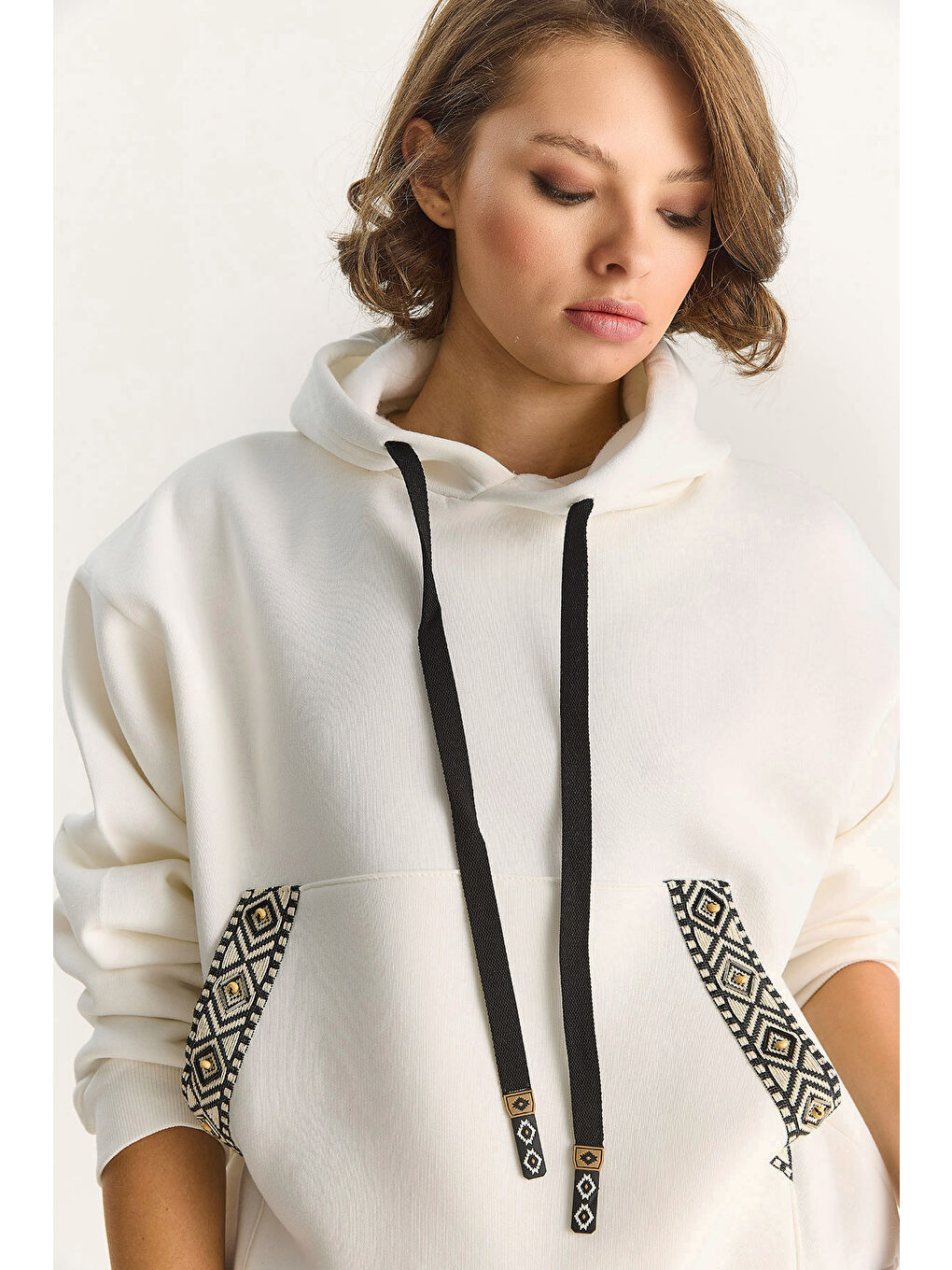Beyaz Kadın Kapüşonlu Etnik Şerit Detaylı Kanguru Cepli Şardonlu Sweatshirt-5