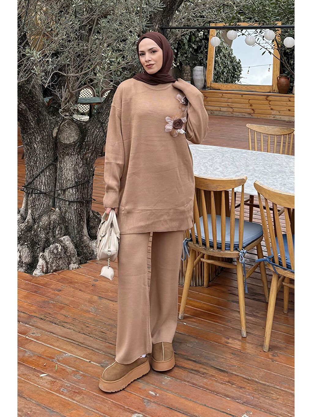 Kahverengi Aksesuarlı Triko Takım Camel