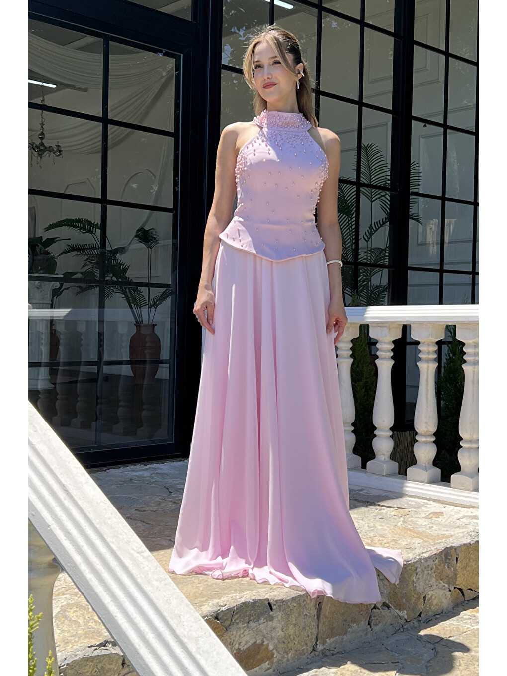 Pembe Kadın Pudra Halter Yaka İncili Yırtmaçlı Uzun Söz Nişan Abiye Elbise-1