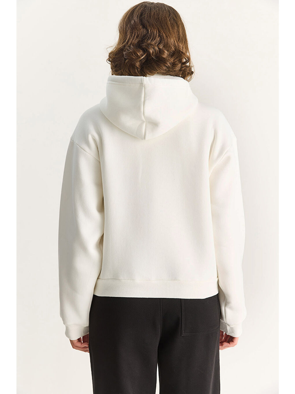 Beyaz Kadın Kapüşonlu Etnik Şerit Detaylı Kanguru Cepli Şardonlu Sweatshirt-6