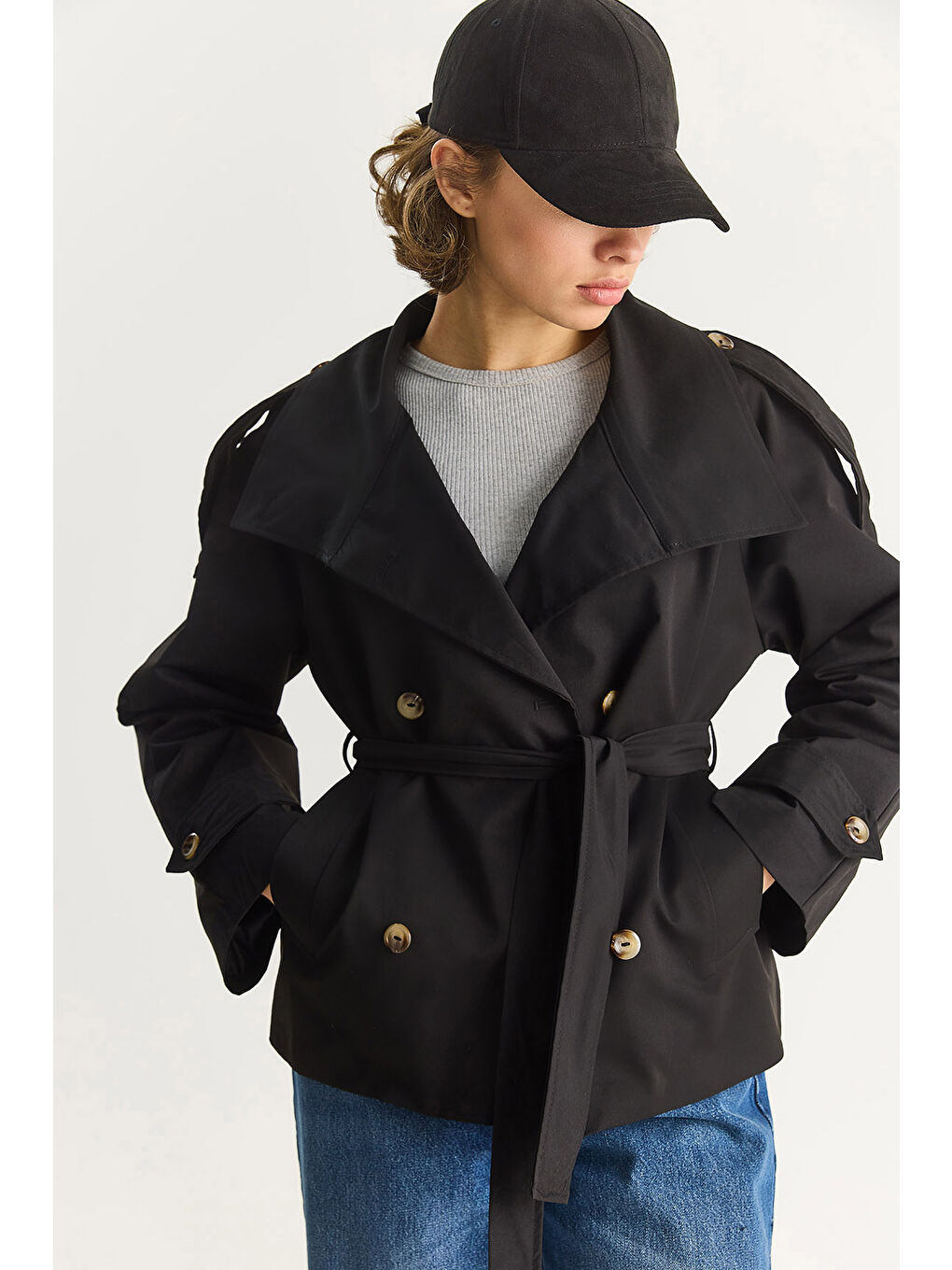 Siyah Kadın Dik Yaka Kuşak Detaylı Astarlı Oversize Kısa Trençkot -