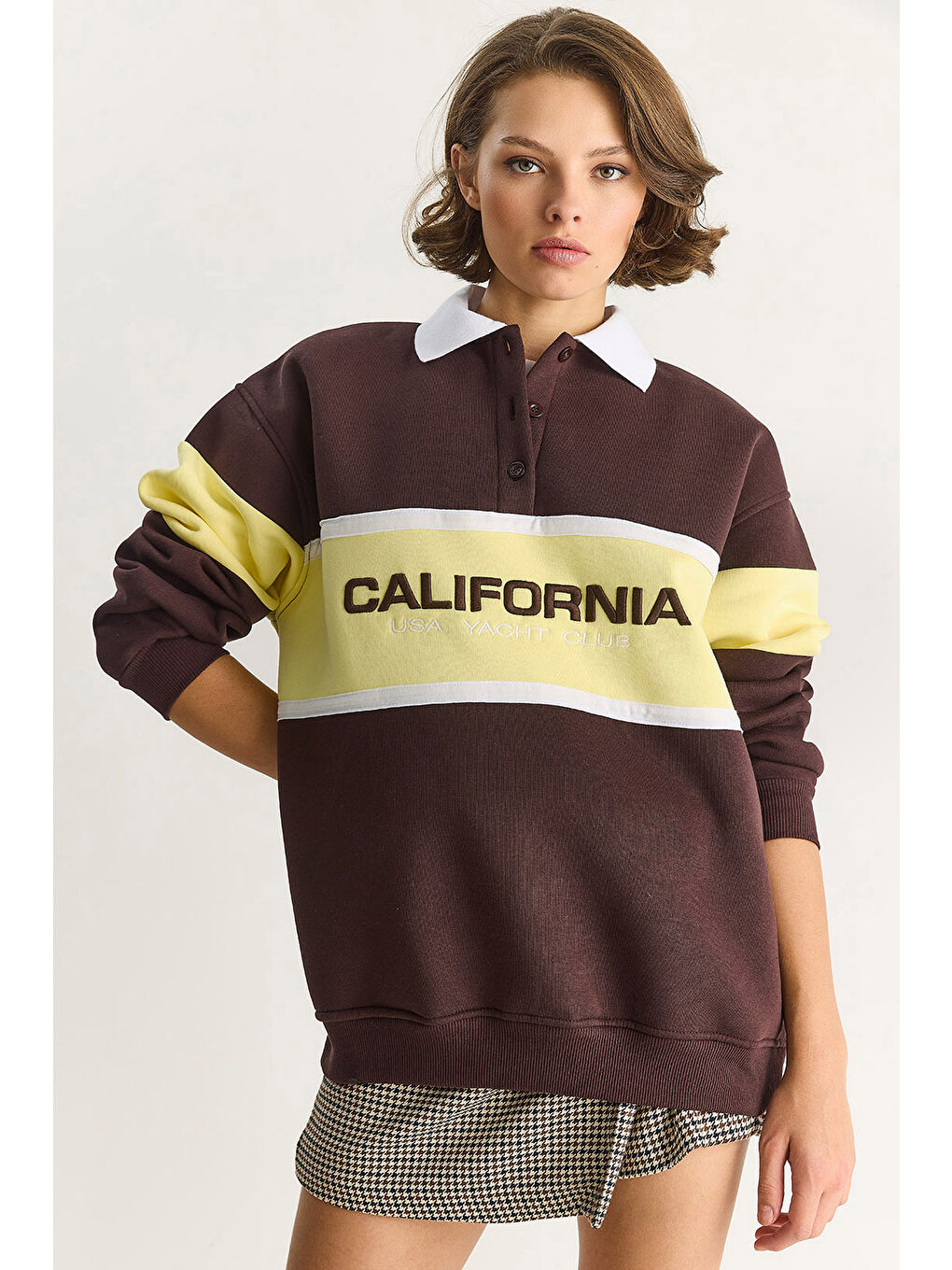 Kahverengi Kadın Polo Yaka Düğmeli California Yazılı Nakış Detaylı Oversize Kadın Sweatshirt