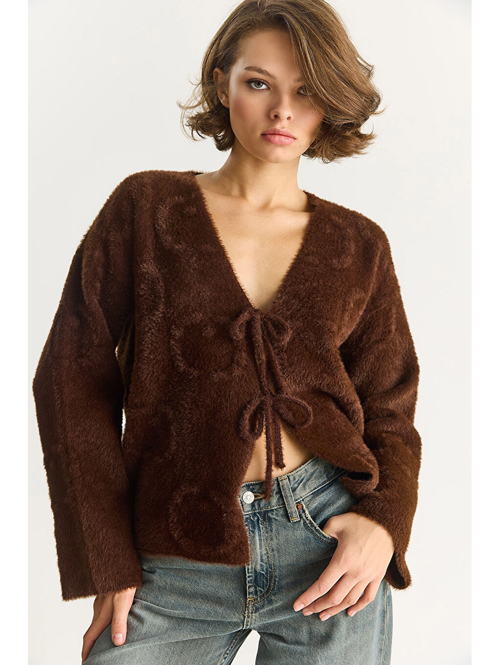 Kahverengi Kadın V Yaka Yumuşak Dokulu Kabartmalı Önden Bağlamalı Pelüş Hırka w-4