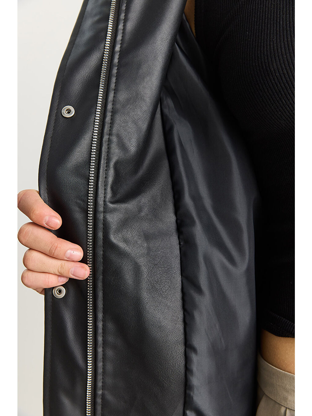 Siyah Kadın Oversize Fermuarlı Büyük Cep Detaylıb Astarlı Suni Deri Ceket-6
