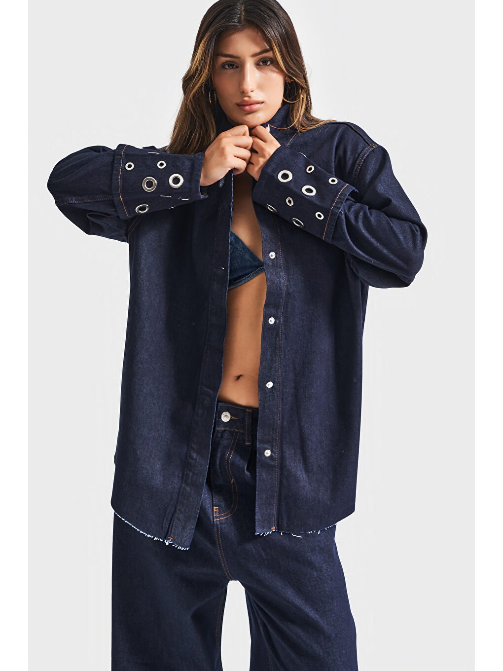 Kadın İndigo Renk 7w5-50 Süper Oversize %100 Pamuk Kuş Gözü Detaylı Tasarım Denim Gömlek Ceket-2